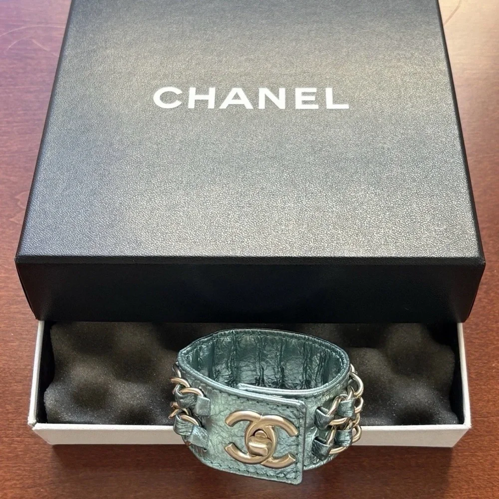 CHANEL 2008 Metallic Blue Lambskin CC Turn Lock Chain Bracelet NEW - Picture 4 of 4